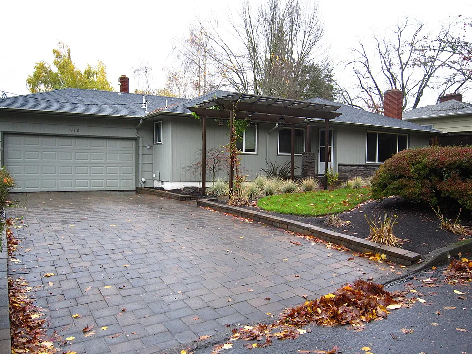 915 Kumler St SE