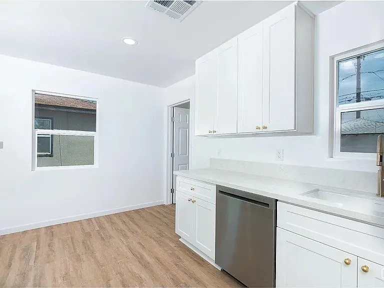 2907 Truxtun Ave — Photo 4