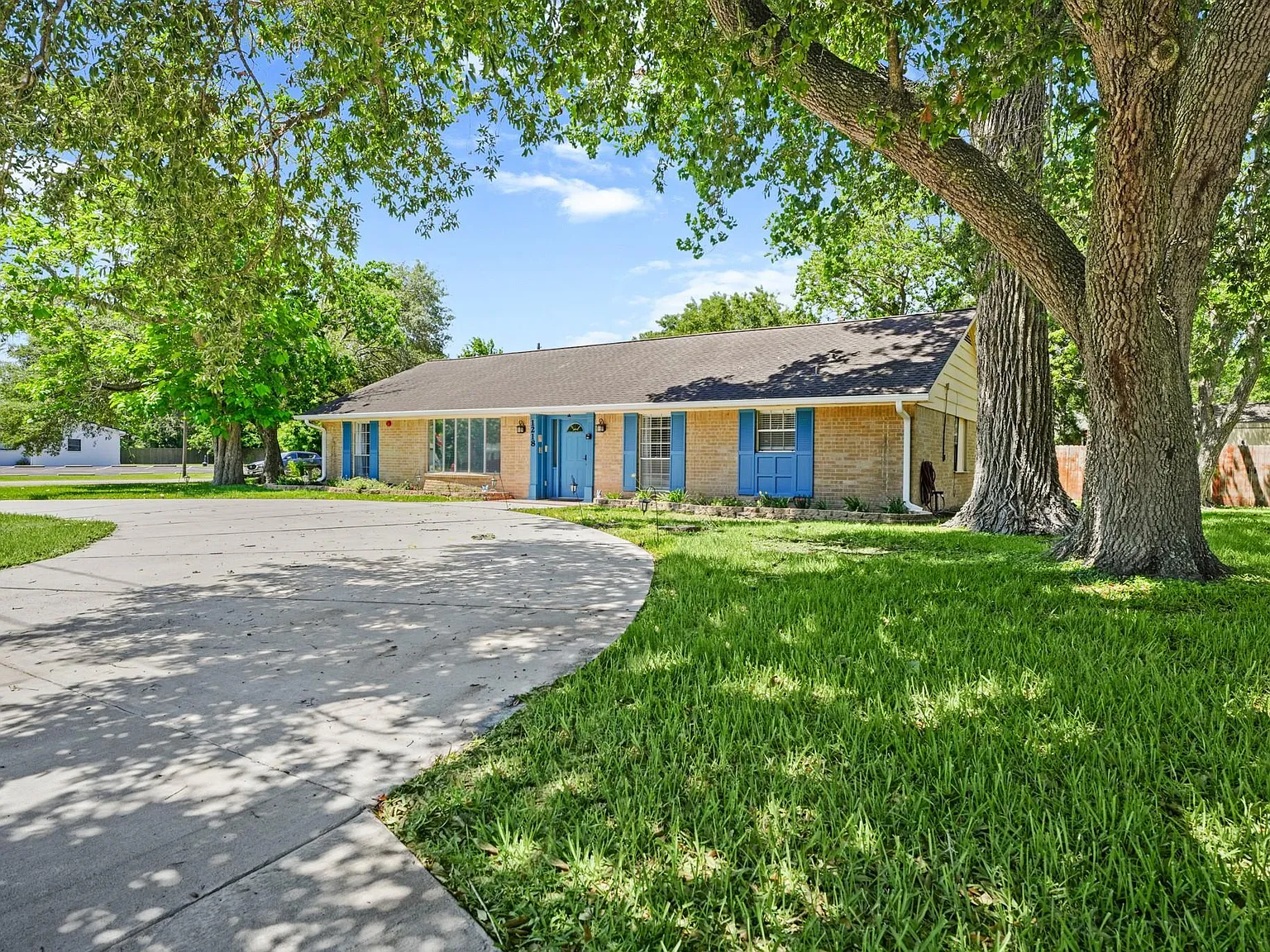 6 bed, 4.0 bath, 3109 sqft, $4,500 — Photo 2