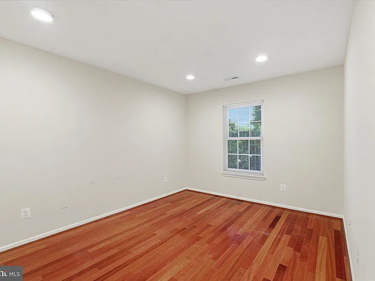 1433 McLean Mews Ct — Photo 34