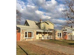 30 Robin Hill Ln, Levittown, PA 19055