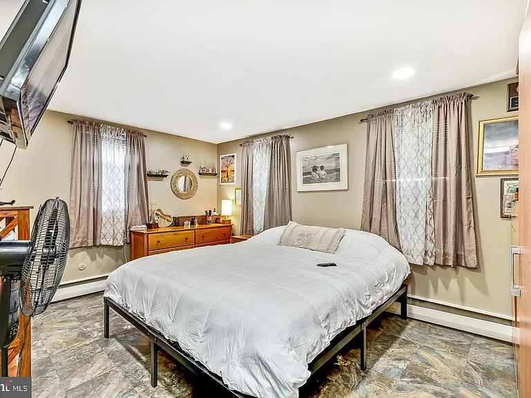 7525 Este Ave — Photo 9