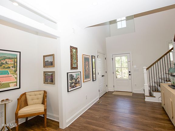 5th image of 8 Raintree Court