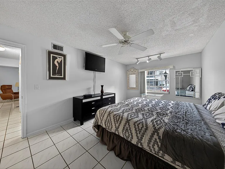6253 Bay Club Dr #1 — Photo 32