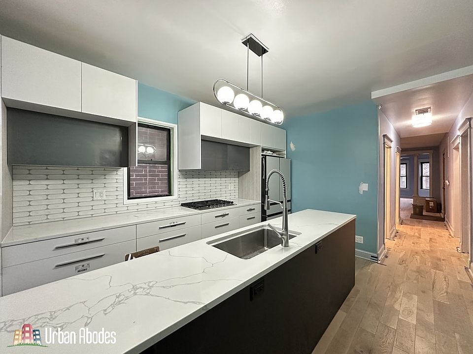 1st image of 3245 N Lakewood Ave #2A