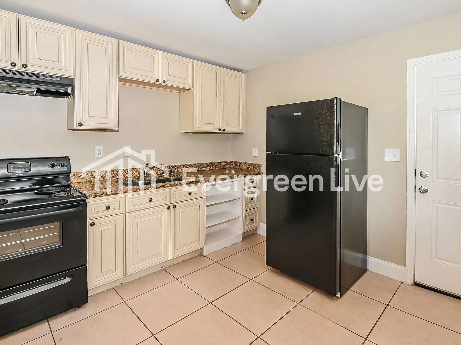 3 bed, 1.0 bath, 888 sqft, $1,245 — Photo 3