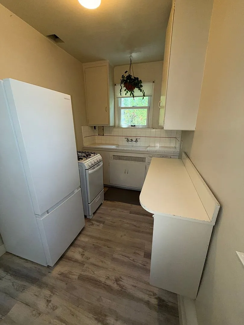 449 Midvale Ave. — Photo 3