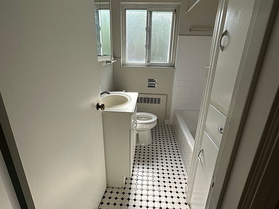 5th image of 430 Lonsdale Ave #430