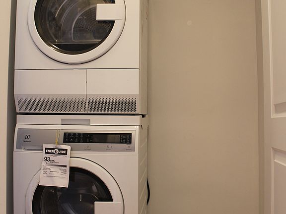 4th image of 392 Saint Johns Pl APT 3F