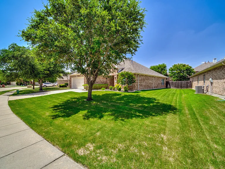 8162 Robertson Dr — Photo 2
