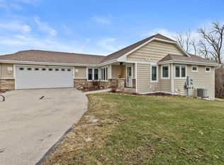 6029 W Woodview Ct, Milwaukee, WI 53220