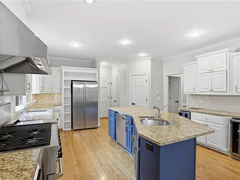 4563 Fountain Dr NE — Photo 10