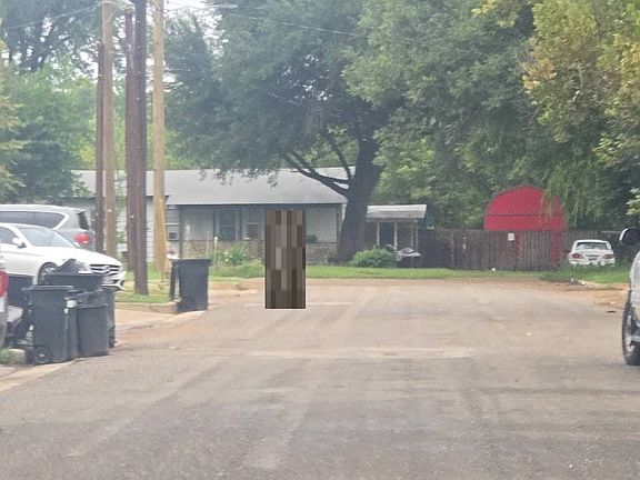 4th image of 617 N Trinity St