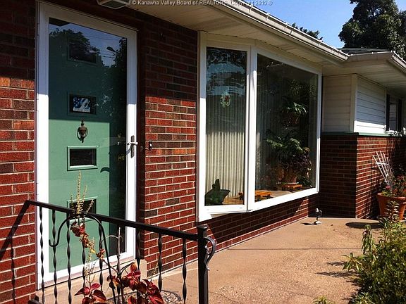 3rd image of 905 Charlotte Pl