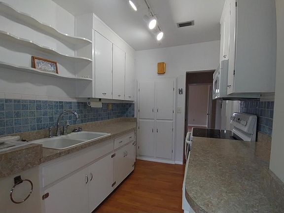 3rd image of 5640 Floral Ave