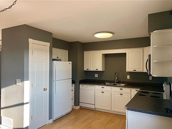 2nd image of 215 11th St SE