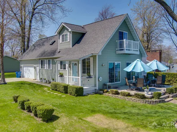 203 Catalpa St, Houghton Lake, MI 48629