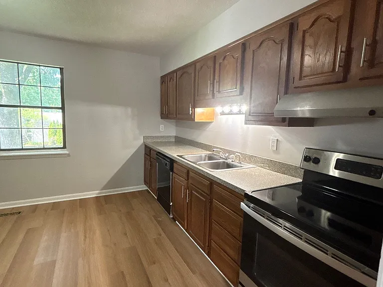 418 Lyndon Ln — Photo 5