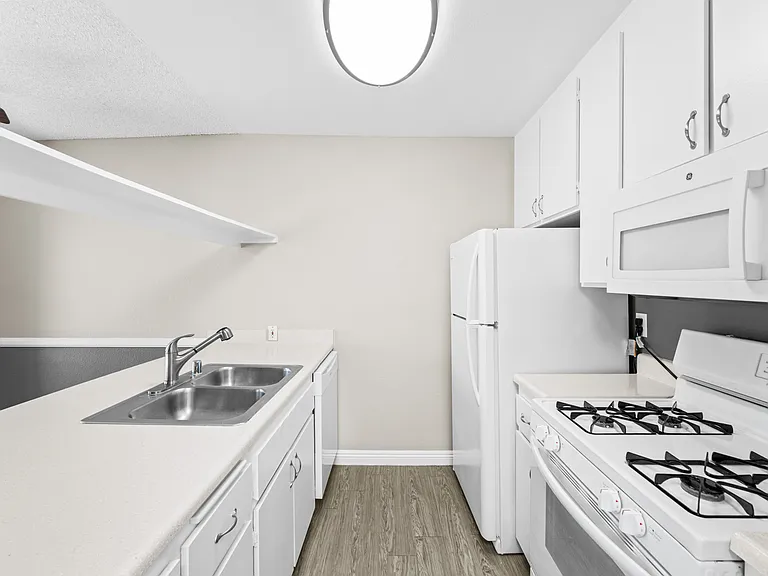 Mesa Pines Apartments — Photo 12