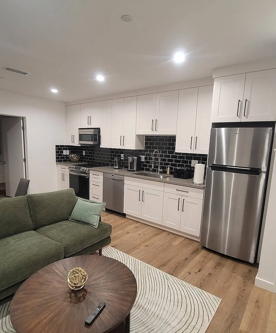 3 bed, $4,900 — Photo 2