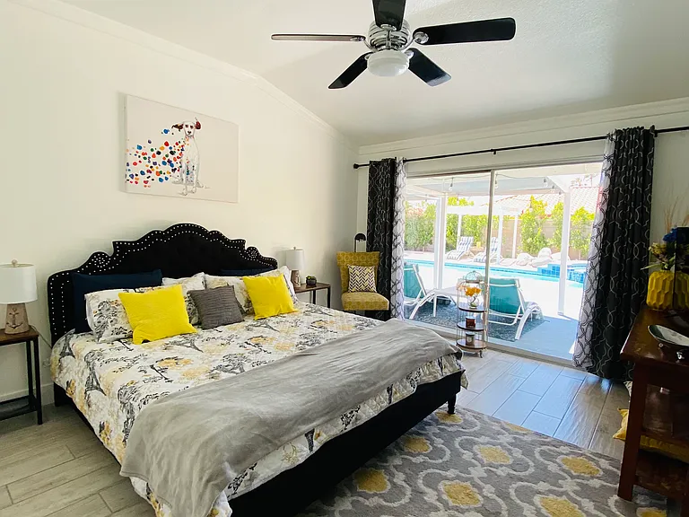 E Francis Dr — Photo 18