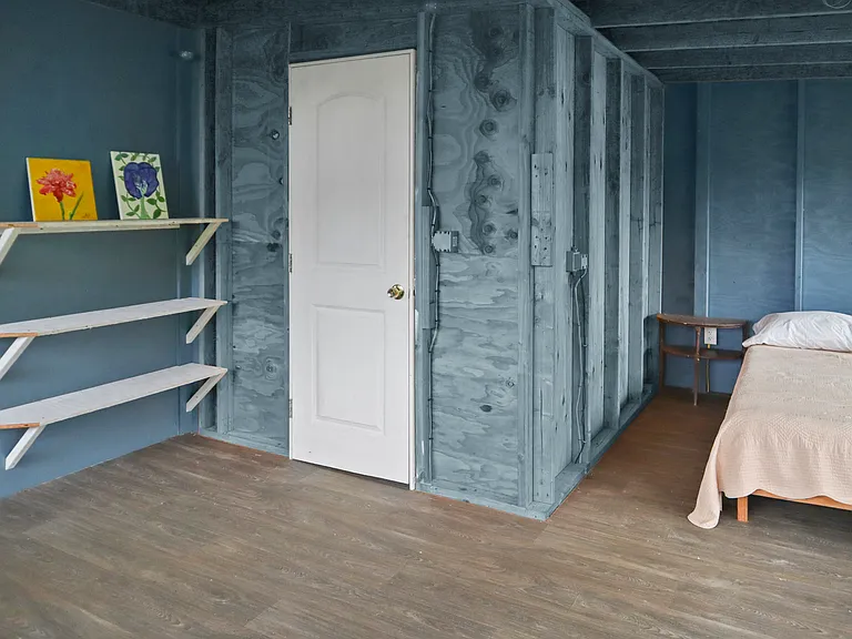 The full bathroom is inside the main living room.