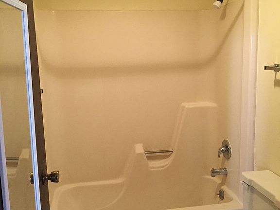 5th image of 760 Pleasant Dr APT 1B