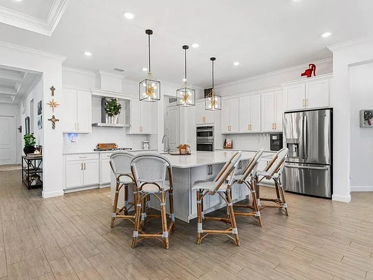 962 Castaway Ct — Photo 2