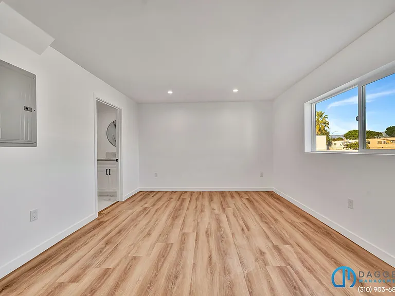 11845 Hamlin St #1/2 — Photo 18