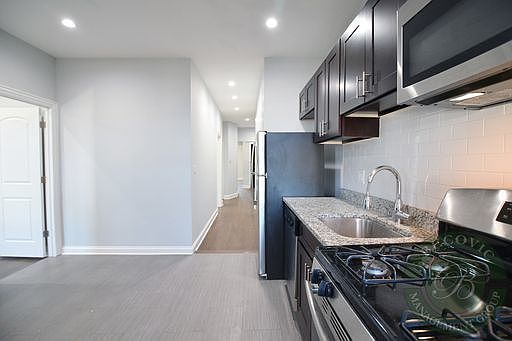 5th image of 3048 W Leland Ave #2
