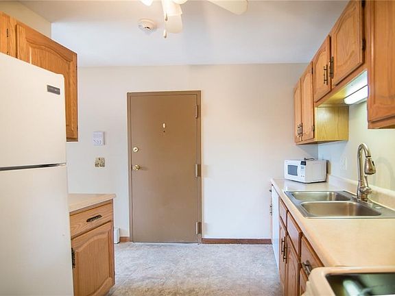 5th image of 46 Village Ct