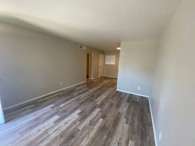 2414 W Devonshire Ave — Photo 30