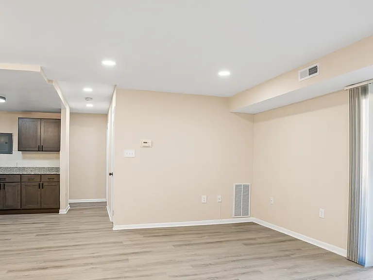 Raleigh Court Apartments — Photo 8