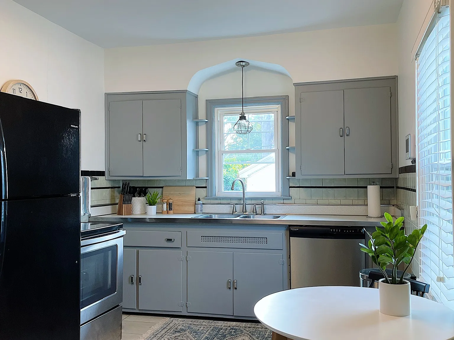 2 bed, 716 sqft, $1,300 — Photo 3