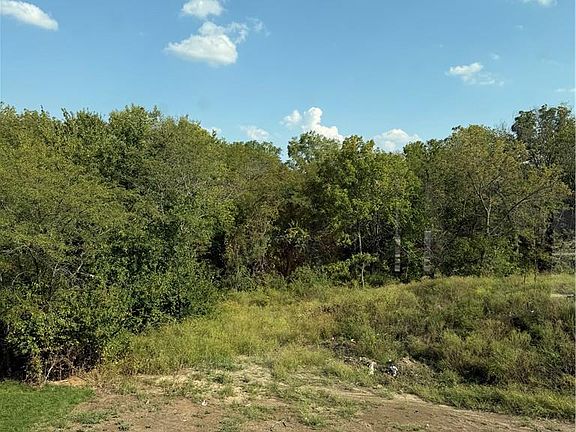 5th image of 833 Reed Dr