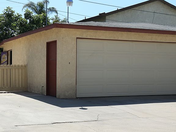 2-car detached garage
