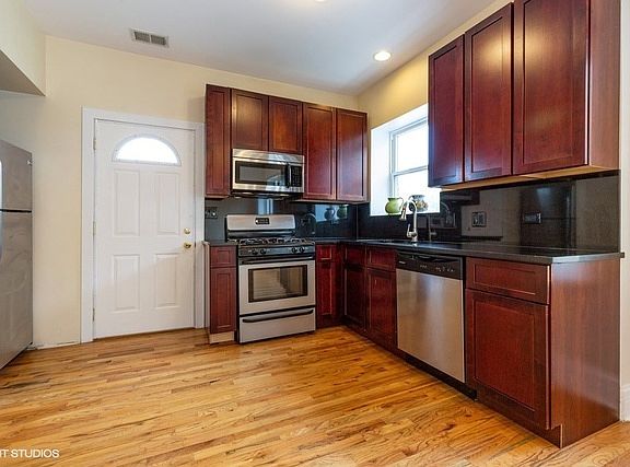 5th image of 3851 W Ainslie St #2