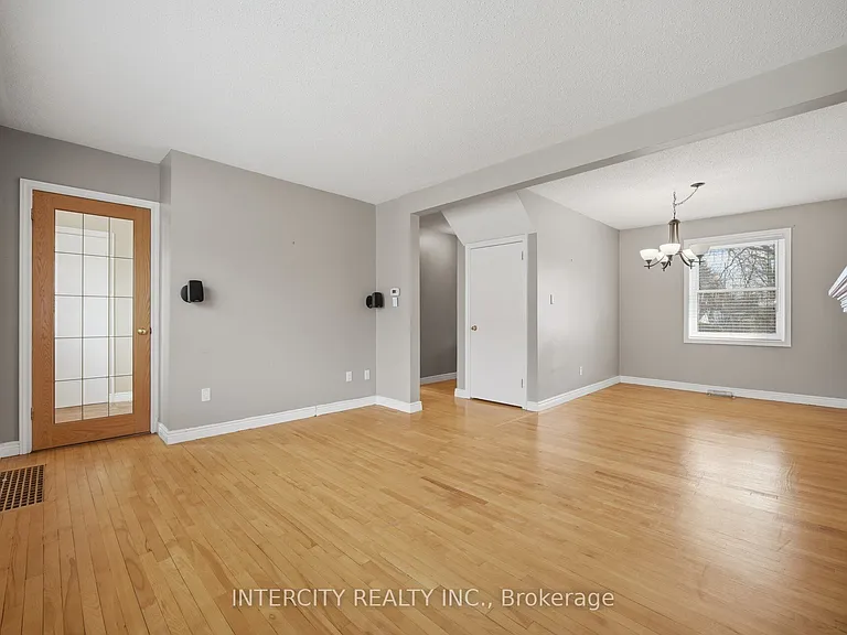 49 McCaul St — Photo 10
