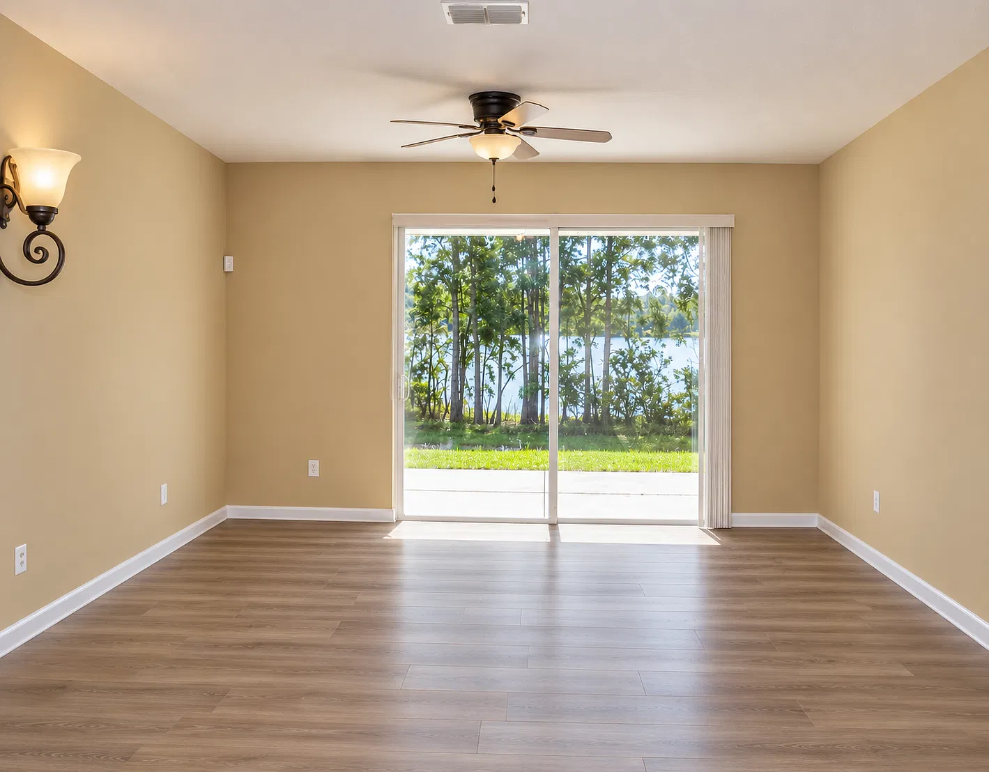 4/2 Lake View Home ! — Photo 2