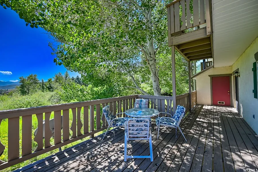 340 Rainbow Ln — Photo 4