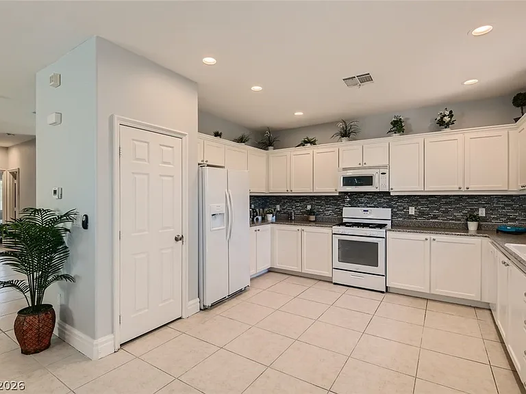 6689 Roanoke Ct — Photo 12