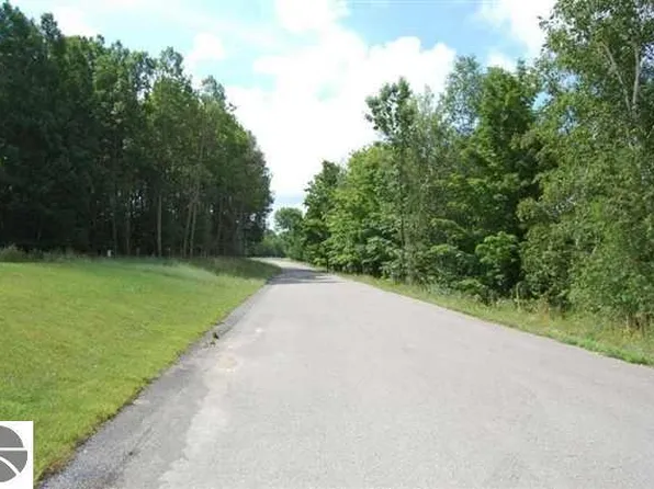 282 Lakeview Trl, Kewadin, MI 49648