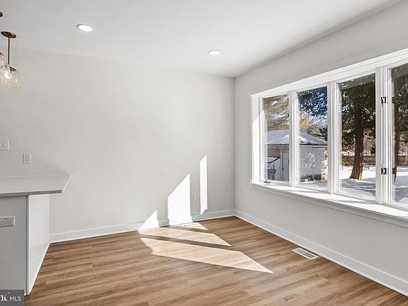 5th image of 985 Main St