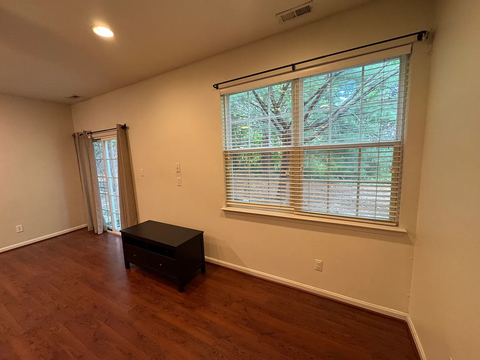 3 bed, 2.5 bath, 1450 sqft, $2,200 — Photo 4