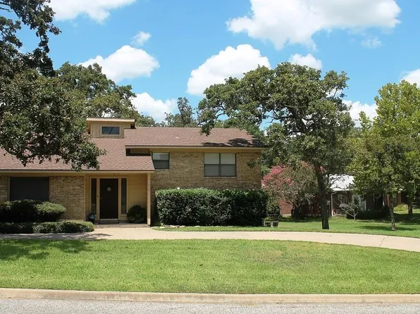 214 Briarwood Dr, Bellville, TX 77418