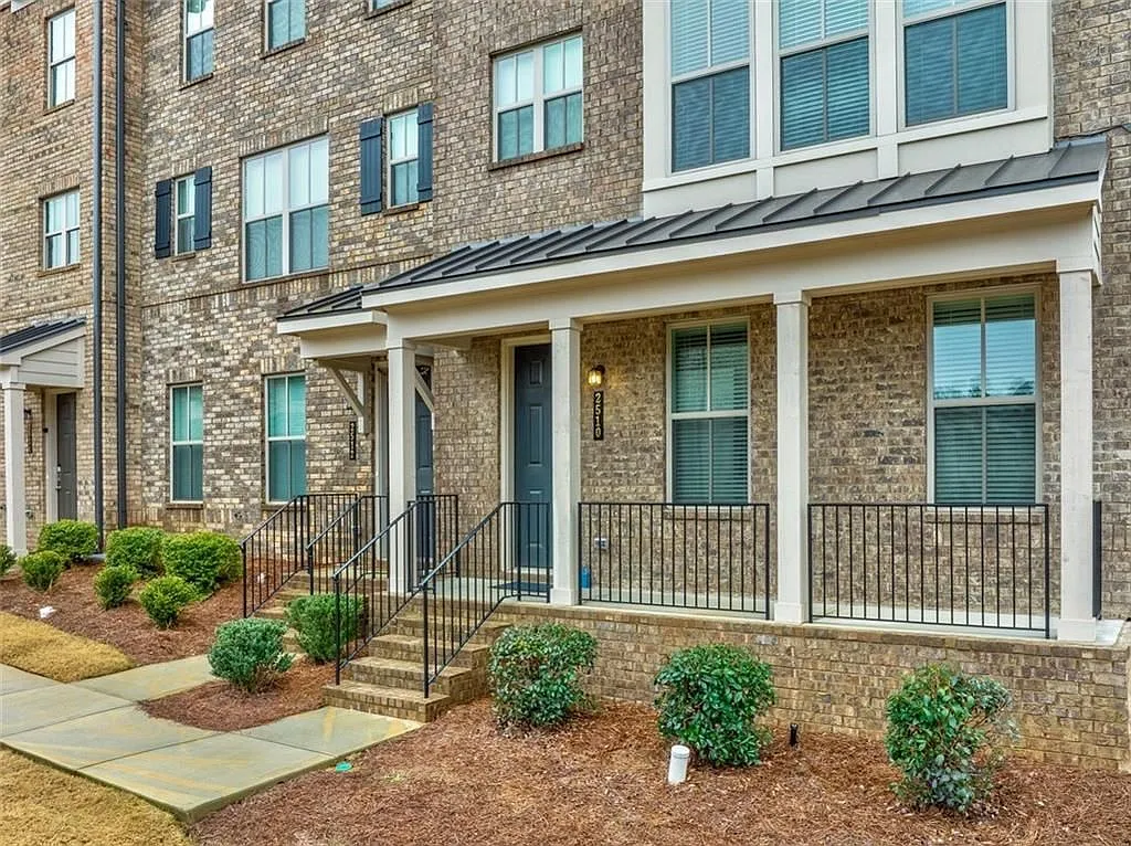 4 bed, 4.0 bath, 2295 sqft, $3,700 — Photo 3