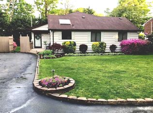 18 Wainscott Dr, Sound Beach, NY 11789