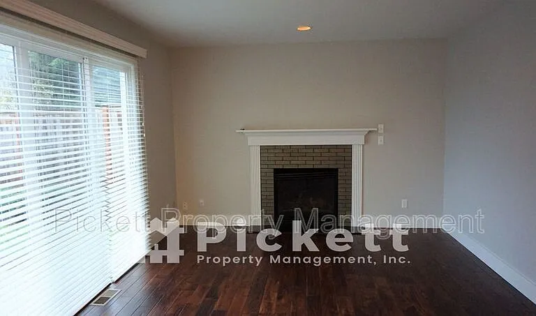 2037 NE Gustaf St — Photo 8