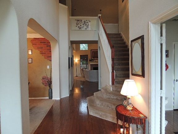 2nd image of 701 Crockett Dr