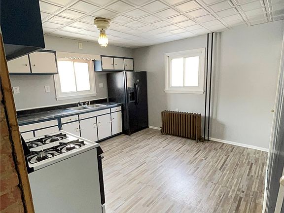 4th image of 1360 Center St